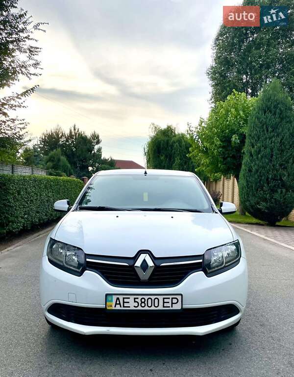 Седан Renault Logan 2013 в 