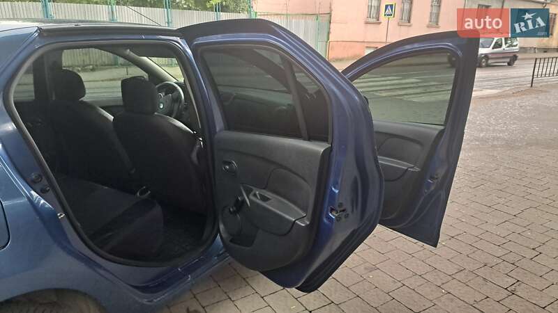 Седан Renault Logan 2013 в Львове