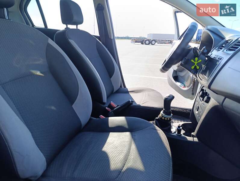 Седан Renault Logan 2013 в Днепре