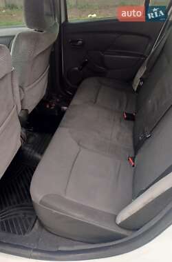 Седан Renault Logan 2013 в 