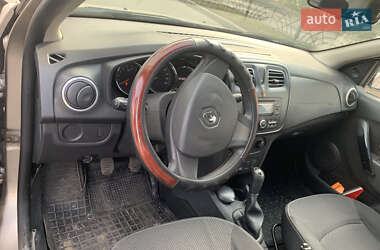 Седан Renault Logan 2013 в 
