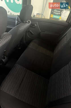 Седан Renault Logan 2010 в 