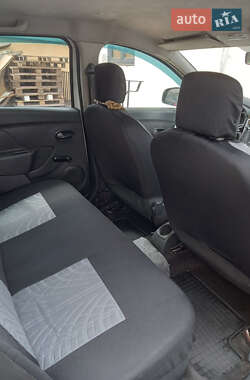 Седан Renault Logan 2013 в 