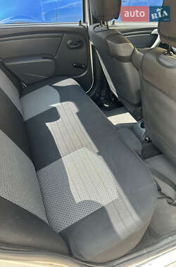 Седан Renault Logan 2011 в 
