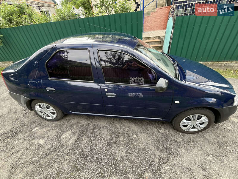 Седан Renault Logan 2010 в Лохвице