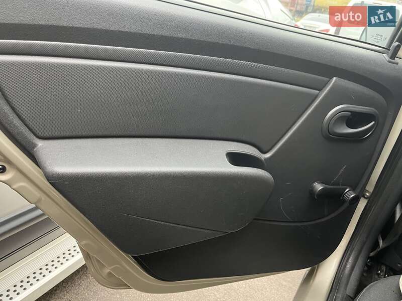 Седан Renault Logan 2012 в Львове