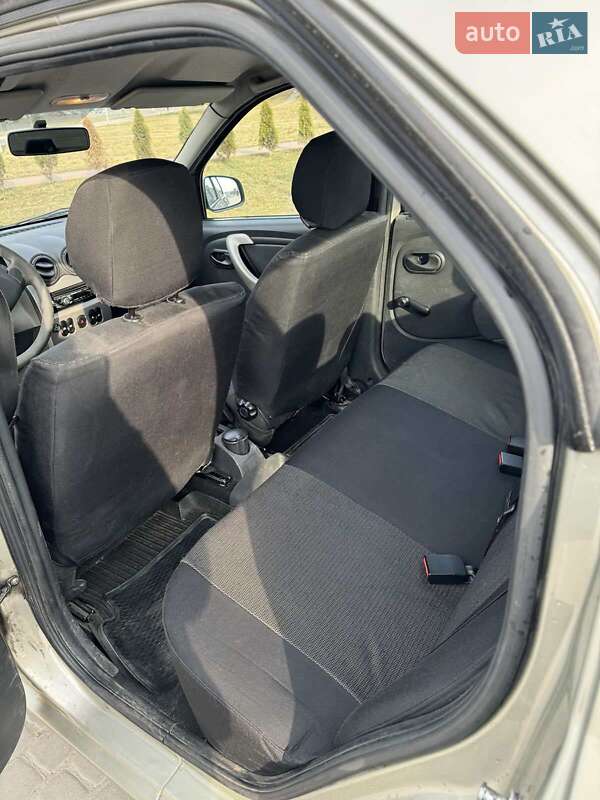Седан Renault Logan 2011 в Львове