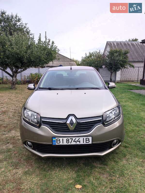 Седан Renault Logan 2013 в Хороле