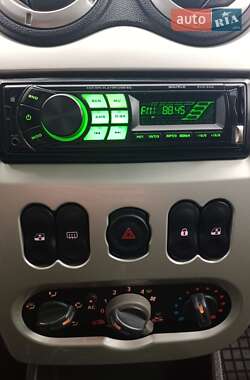 Седан Renault Logan 2011 в 