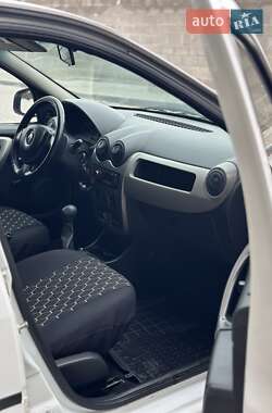 Седан Renault Logan 2010 в 