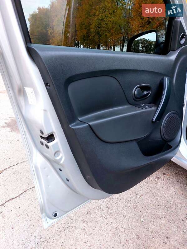 Седан Renault Logan 2015 в Тростянці