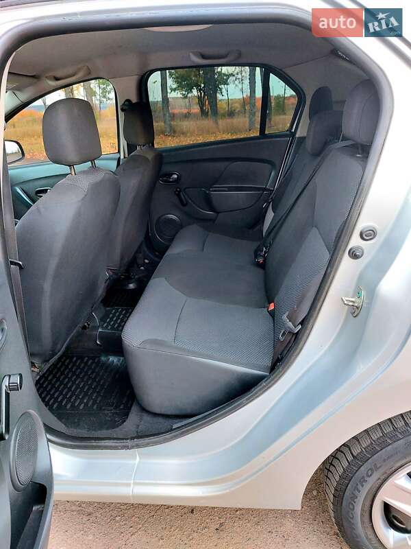 Седан Renault Logan 2015 в Тростянці