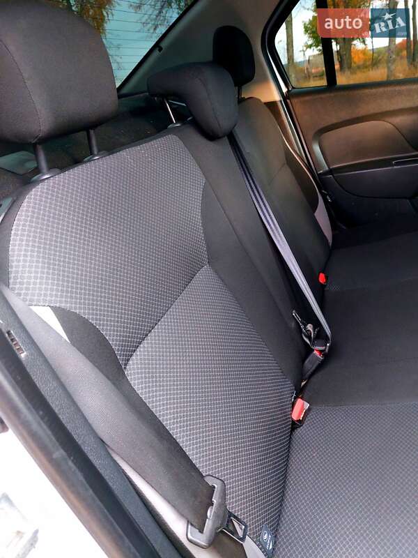 Седан Renault Logan 2015 в Тростянці