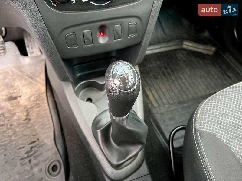 Седан Renault Logan 2016 в Львове фото 27 Седан Renault Logan 2016 в Львове