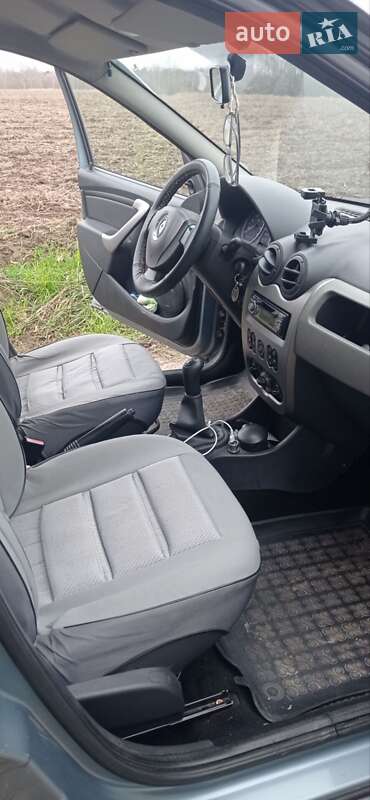 Седан Renault Logan 2011 в Шпикові