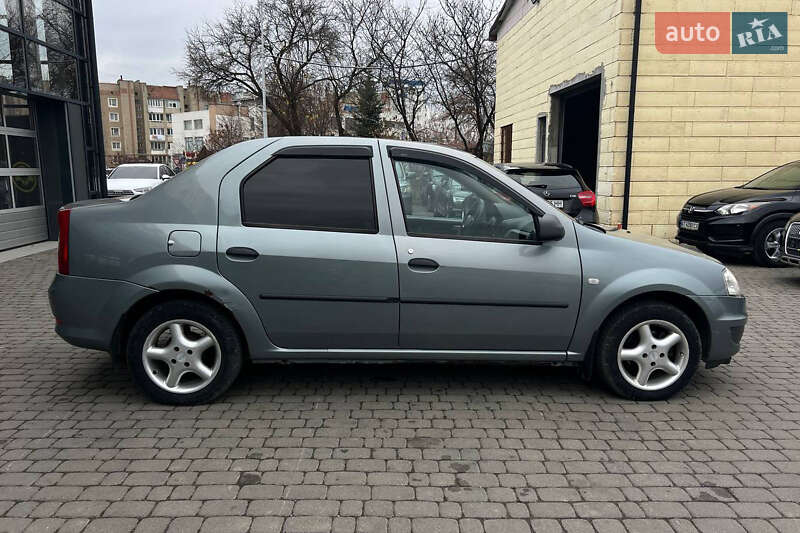 Седан Renault Logan 2011 в Ивано-Франковске