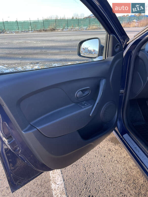 Седан Renault Logan 2013 в Луцке