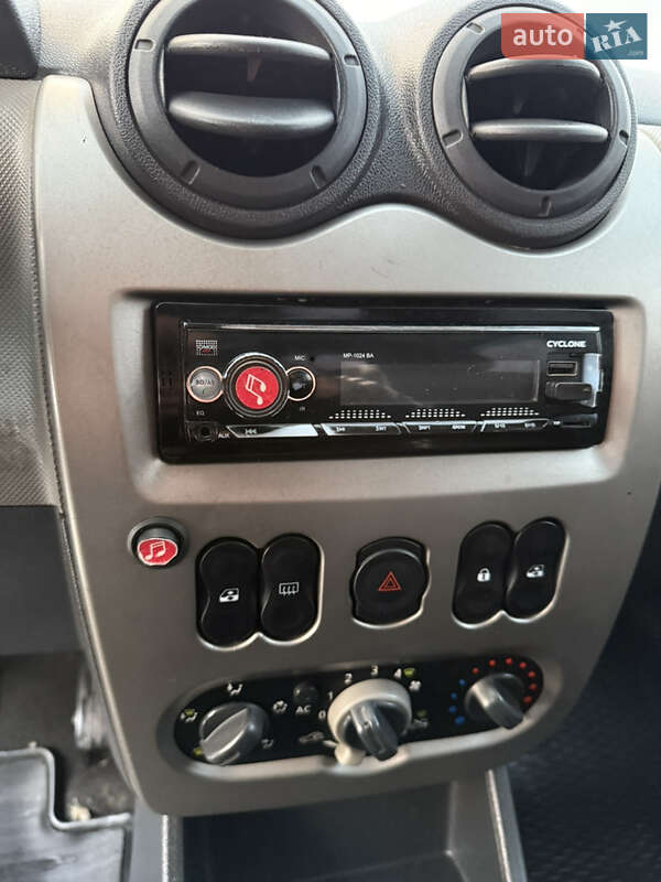 Седан Renault Logan 2010 в Днепре