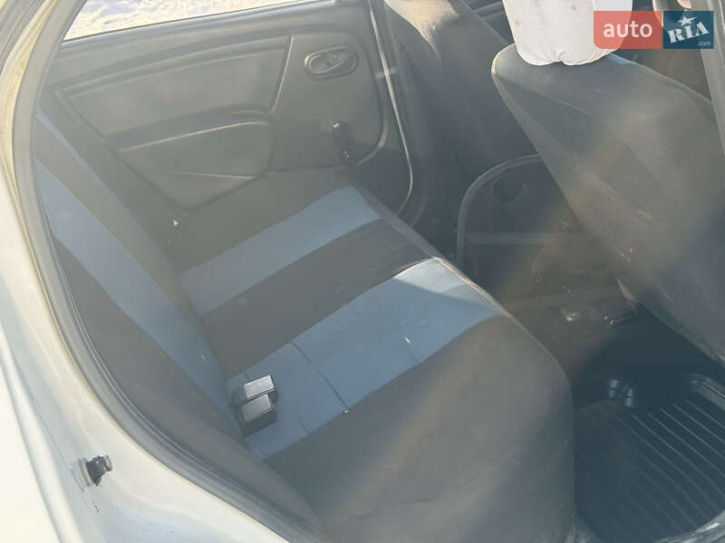 Седан Renault Logan 2012 в Чернівцях