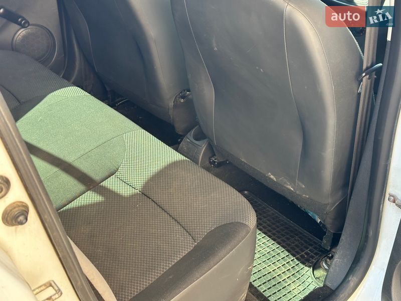 Седан Renault Logan 2013 в Киеве фото 23 Седан Renault Logan 2013 в Киеве