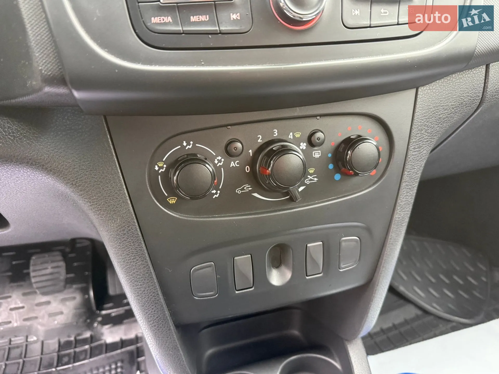 2014 Renault Logan - мініатюра 30