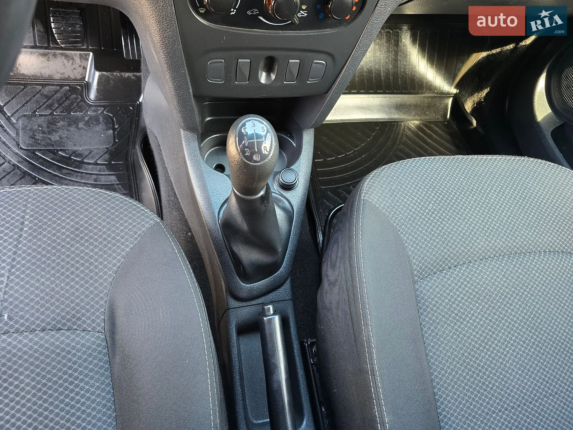 2013 Renault Logan - мініатюра 32