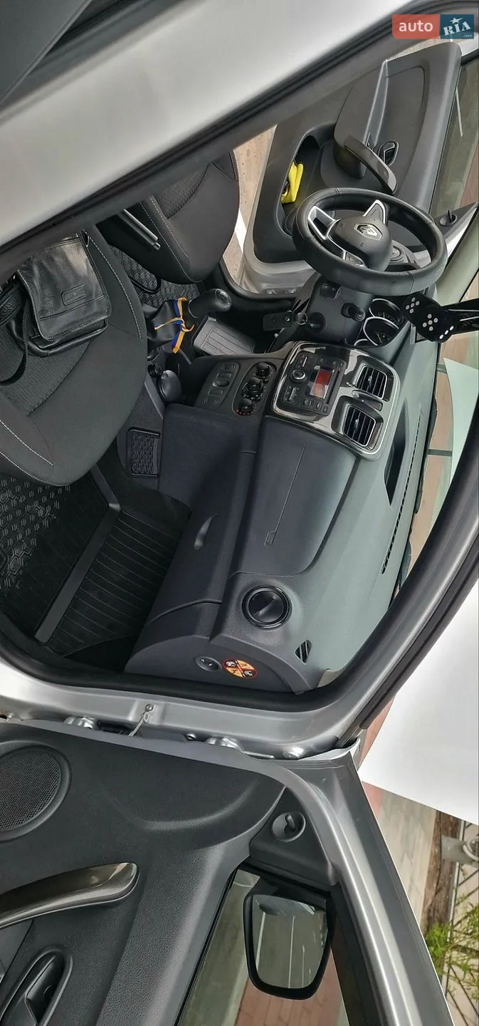 2017 Renault Logan - мініатюра 44