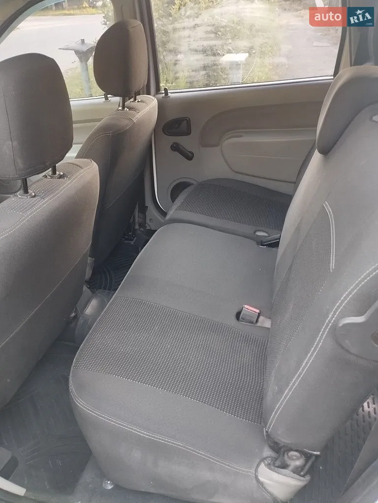 2010 Renault Logan - мініатюра 11