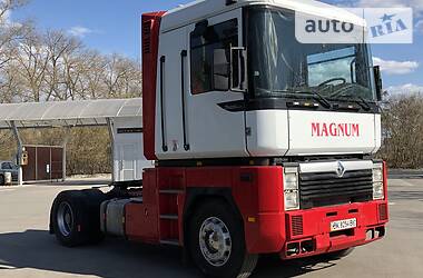 Тягач Renault Magnum 2000 в 