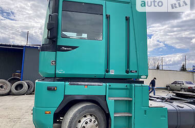Тягач Renault Magnum 2000 в 