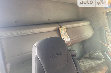 Тягач Renault Magnum 2012 в 