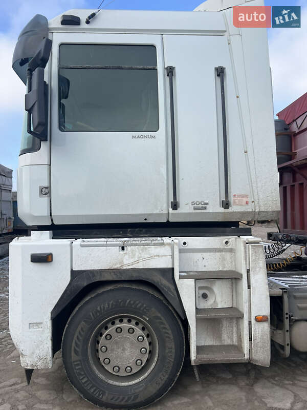 Тягач Renault Magnum 2006 в Жашкове