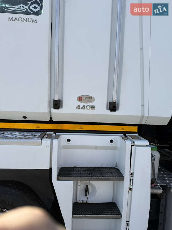 Вантажний фургон Renault Magnum 2005 в Хотині