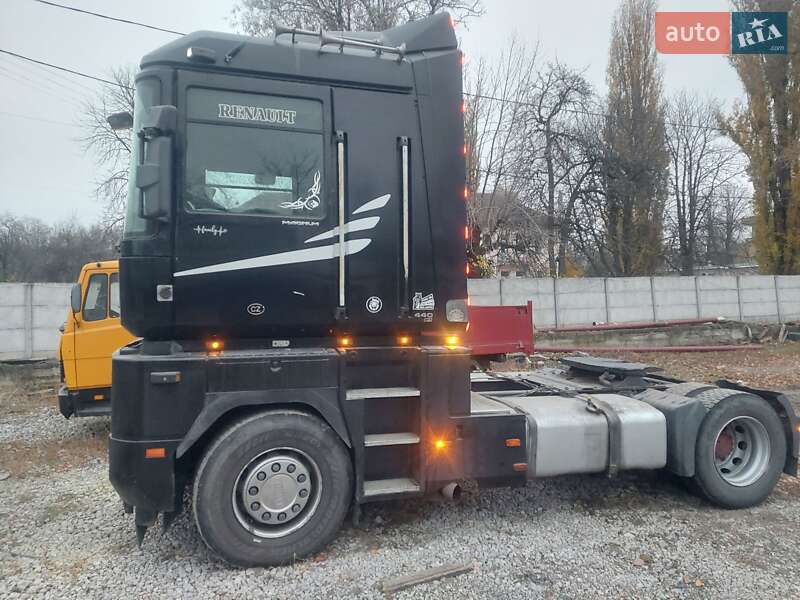 Тягач Renault Magnum 2004 в Новомосковську