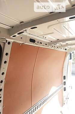 Грузовой фургон Renault Master 2015 в 
