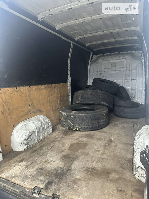 Грузовой фургон Renault Master 2011 в Львове
