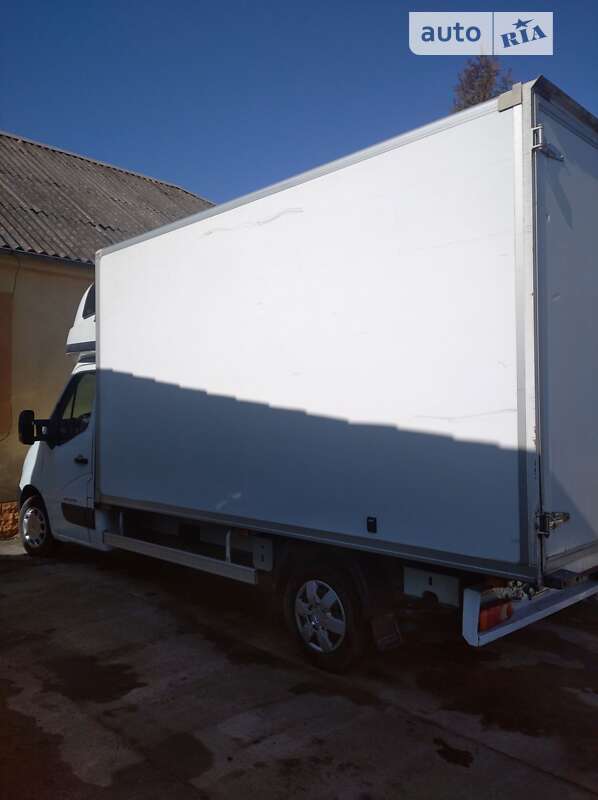 Вантажний фургон Renault Master 2015 в Рівному