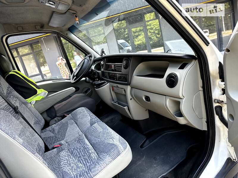 Вантажний фургон Renault Master 2005 в Львові