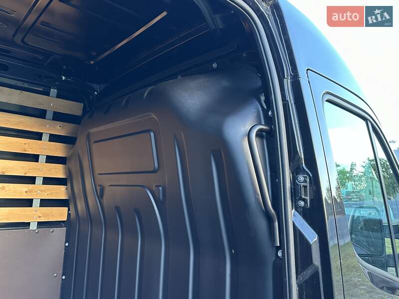 Вантажний фургон Renault Master 2020 в Рівному