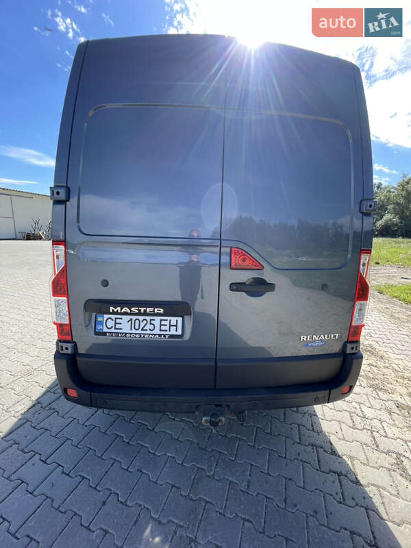 Вантажний фургон Renault Master 2017 в Чернівцях