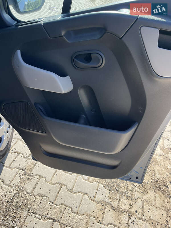 Вантажний фургон Renault Master 2017 в Чернівцях