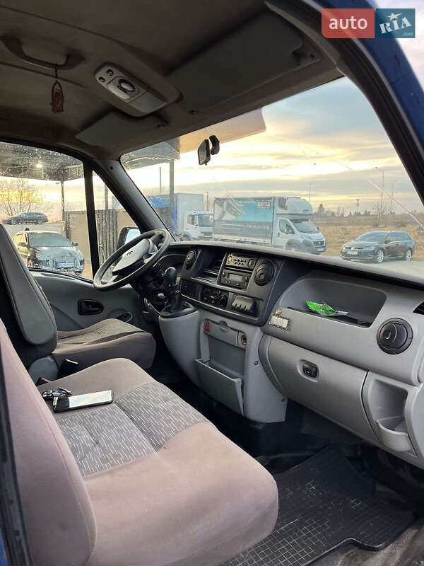 Вантажний фургон Renault Master 2005 в Львові