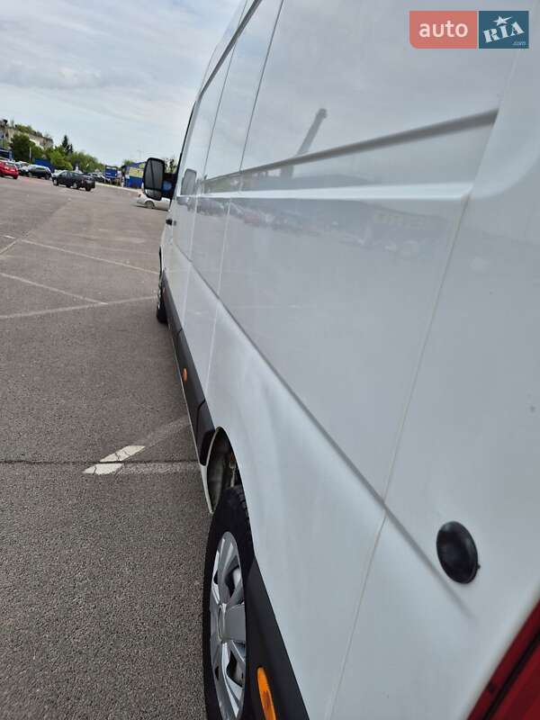 Вантажний фургон Renault Master 2015 в Львові