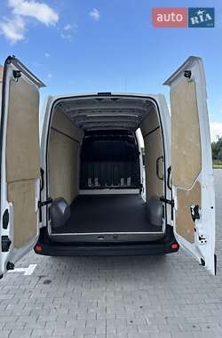 Грузовой фургон Renault Master 2022 в 