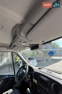 Грузовой фургон Renault Master 2012 в 