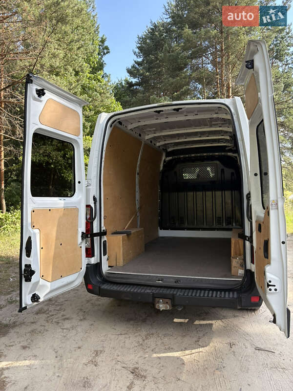 Грузовой фургон Renault Master 2015 в Львове