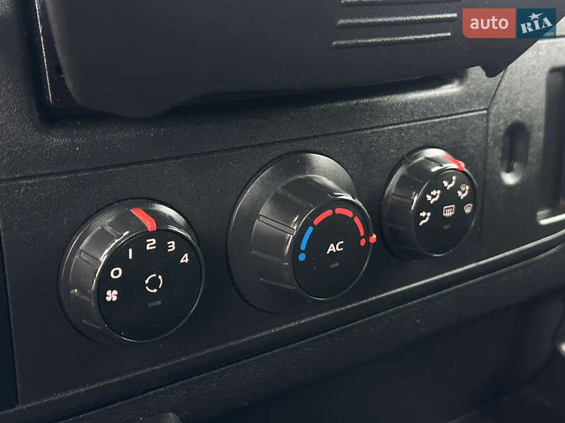 Эвакуатор Renault Master 2015 в Львове