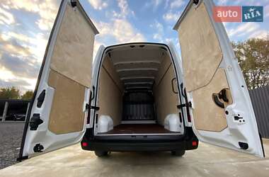 Грузовой фургон Renault Master 2022 в 