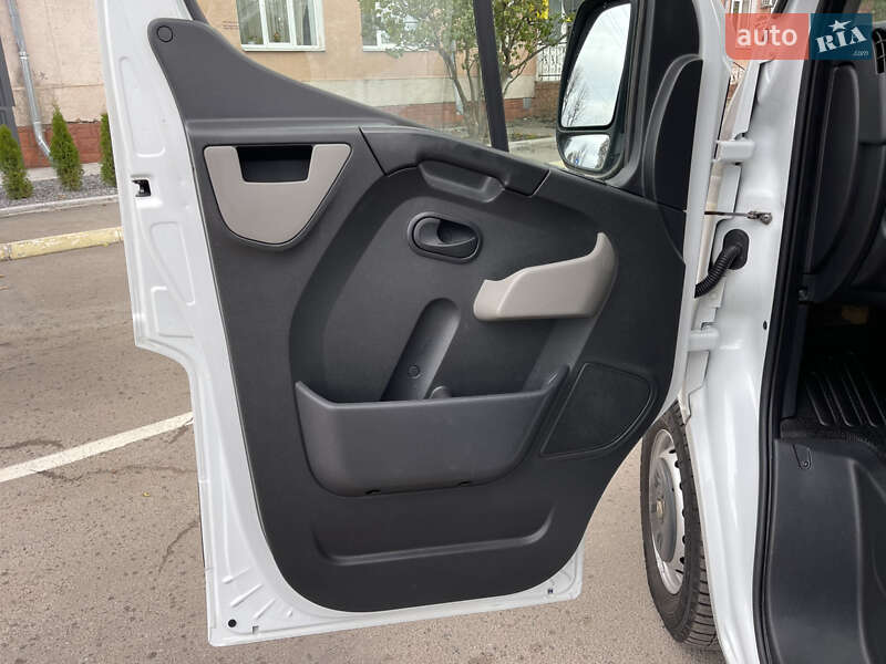 Грузовой фургон Renault Master 2015 в Радивилове