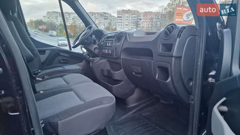 Вантажний фургон Renault Master 2015 в Рівному